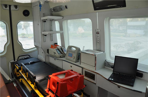 桓仁救护车内部